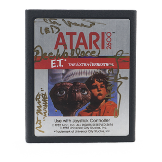 * Signature Series Matthew DeMerritt, Robert MacNaughton, Henry Thomas, & Dee Wallace Cast Signed E.T. Atari 2600 Cartridge – E.T. The Extra-Terrestrial /20 pieces